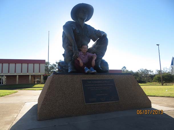 Jerry with the Cunnamulla fella statue