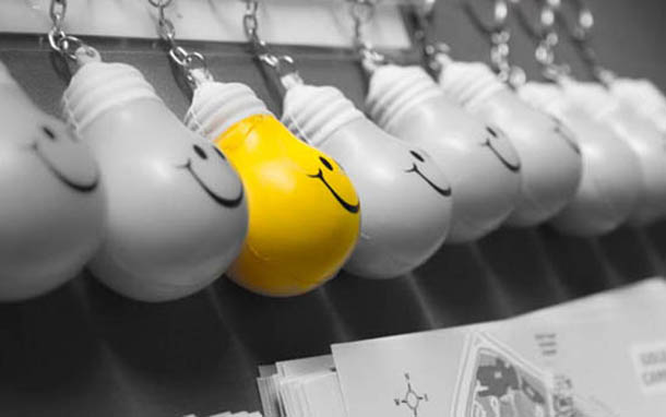 yellow lightbulb keyring amongst a row of grey keyrings