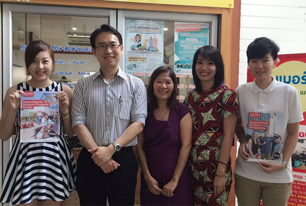 Griffith Uni staff Dr Kriengsak Panuwatwanich and Natthada Pimsarn pose with OEC staff in Changmai office.